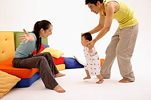 母亲,坐,沙发,伸展胳膊,父亲,帮助,幼儿,走