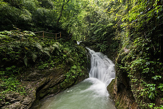 慢门拍摄的重庆五a级风景区万盛黑山谷的溪流