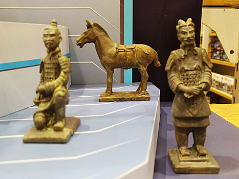 仿古代青铜器和兵马俑的儿童玩具