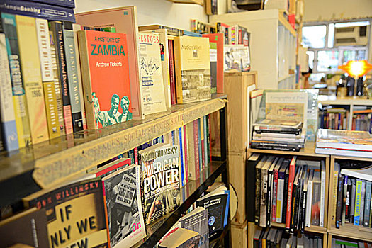 艺鹄书店,书架上的书,香港铜锣湾