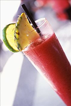草莓汁,菠萝,柠檬,玻璃杯