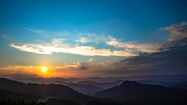 贵州群山夕阳