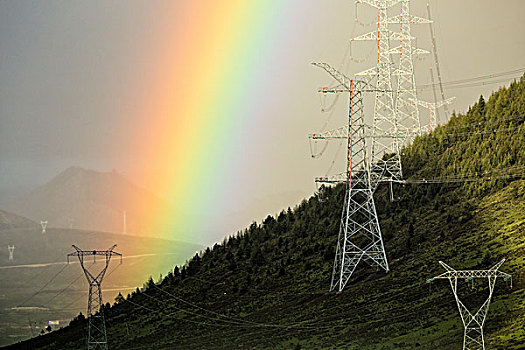 彩虹下的输电铁塔