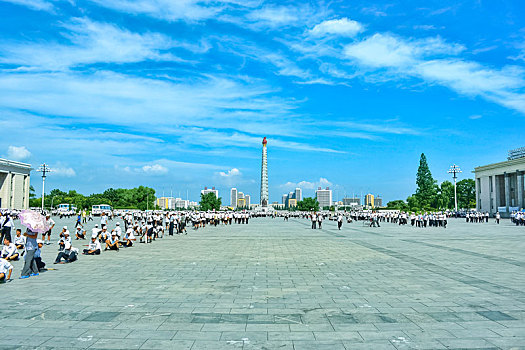 朝鲜学生在平壤主体思想塔前