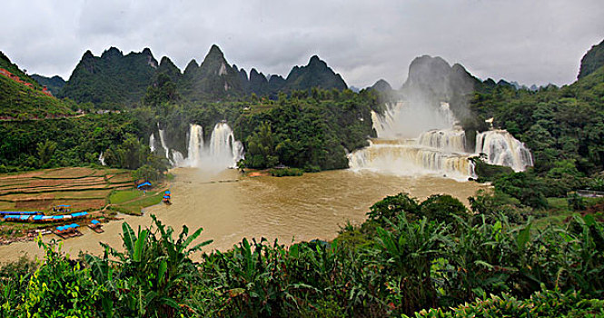 中越边境亚洲第一世界第二德天大瀑布宽景宽片,左小属越南右大属中国
