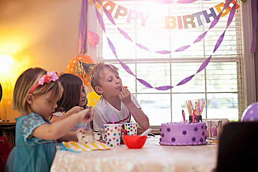 三个孩子,坐,桌子,吃,紫色,生日蛋糕