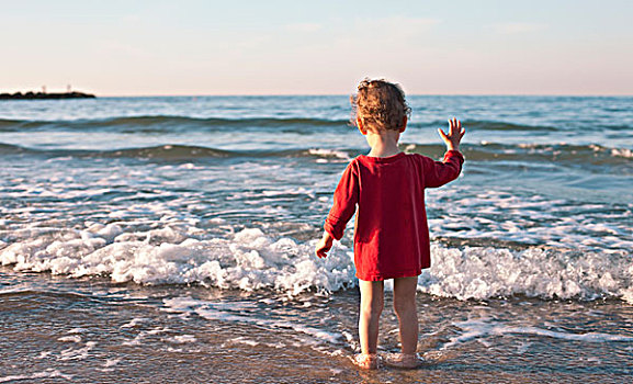 幼儿,女孩,站立,波浪,海滩