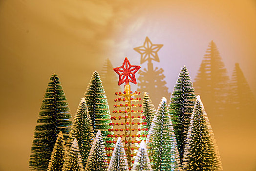 小型雪松摆件和金色的圣诞树