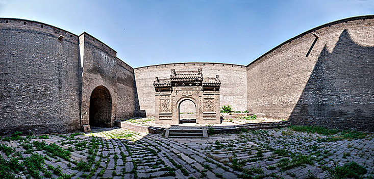 山西省晋中市榆次老城老城遗园瓮城城门与瓮城内忠义宫牌坊