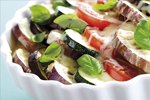 蔬菜砂锅,西红柿,茄子,夏南瓜,奶酪,罗勒