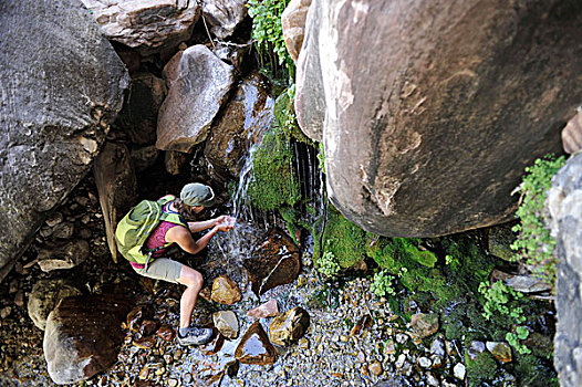 女性,远足,喝,瀑布,攀升,红岩峡谷,内华达,美国