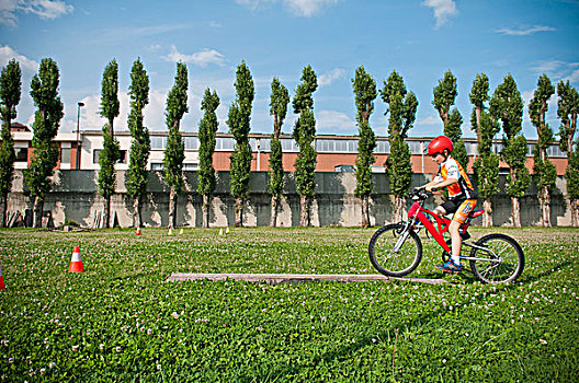 男孩,赖丁山,自行车,障碍训练场