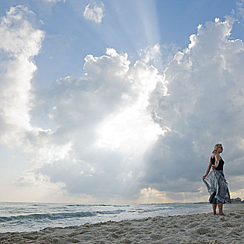 突尼斯,女人,站立,海滩,风暴,云,后面