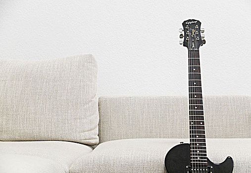 沙发,电吉他