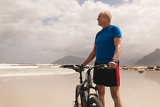 老人,站立,自行车,海滩