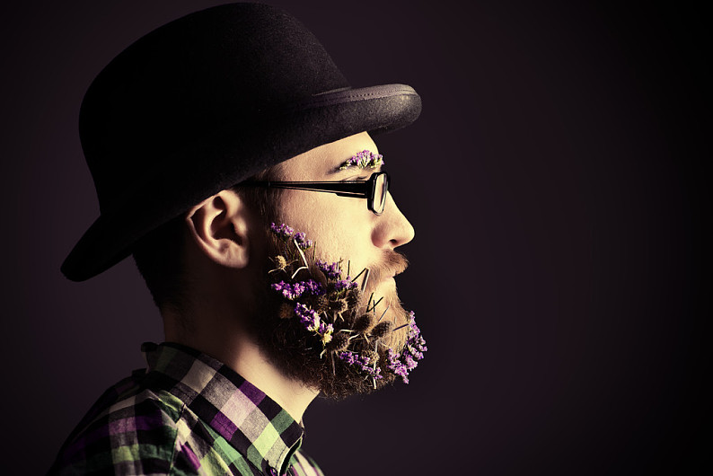 美发师_英俊_男人_胡须_花_戴着_优雅_圆顶礼帽_侧面_高清图片_全景