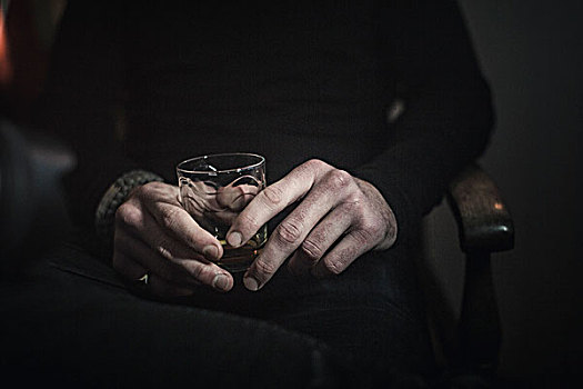 男人,手,拿着,玻璃杯,威士忌酒