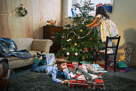女孩,圣诞树,兄弟,圣诞节,礼物,起居室,地面