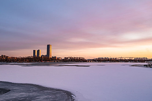 落日下的中国长春北湖国家湿地公园冬季风景