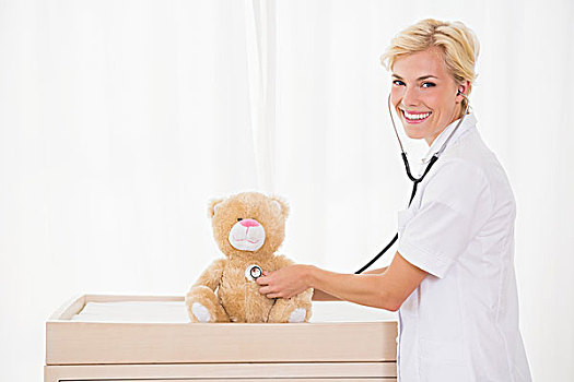 微笑,金发,医生,听诊器,泰迪熊,诊所