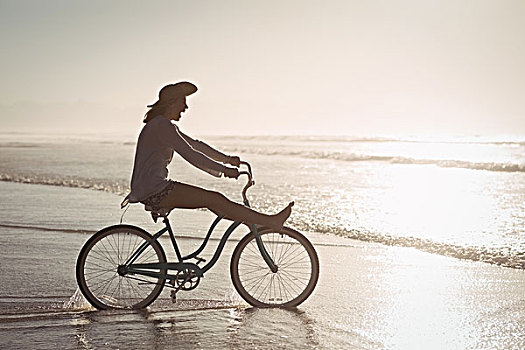 侧面视角,愉悦,女人,骑自行车,岸边,海滩,晴天