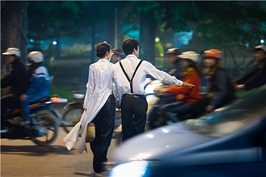 年轻,情侣,穿过,热闹街道,越南