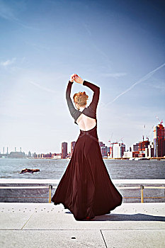 美女,黑色,长袍,站立,大理石,墙壁,时尚,姿势,远眺,哈得逊河,纽约