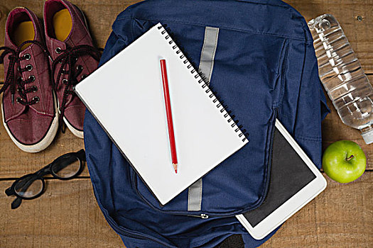 日记,鞋,眼镜,数码,苹果,水瓶,蓝色,木质背景
