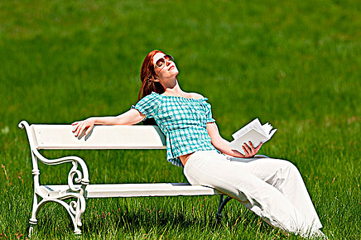 红发,女人,书本,享受,太阳,白色背景,长椅,绿色,草地,浅