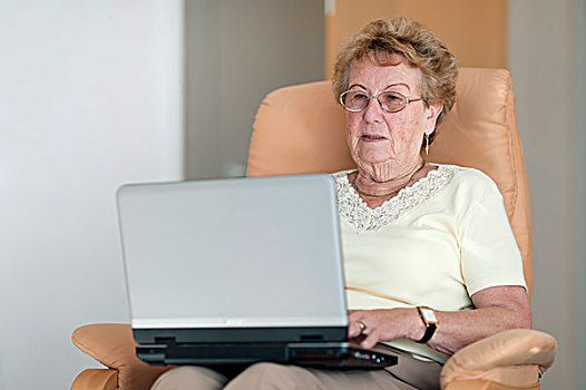 老人,女人,坐,椅子,笔记本电脑