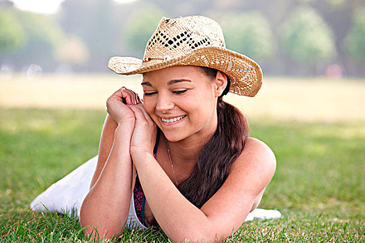 年轻,魅力,女孩,躺着,草,戴着,夏天,帽子