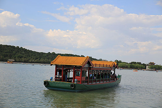 北京皇家园林颐和园昆明湖游船