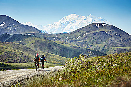 中年,夫妻,骑自行车,乡村道路,麦金利山,德纳里峰国家公园,阿拉斯加,美国