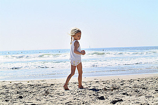 女孩,跑,赤足,海滩,侧面,人,孩子,4-6岁,金发,长发,辫子,内衣,内裤,全身,休闲,度假,暑假,海洋