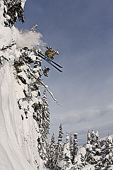 男性,自由滑雪手,跳跃,悬崖