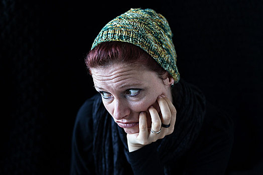 女人,绿色,毛织品,帽子,看,失望,黑色背景