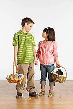 男孩,女孩,拿着,篮子,兔子,彩色,复活节彩蛋,三个,山,艾伯塔省,加拿大