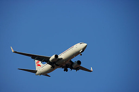 海南航空公司的客机正在重庆江北国际机场降落