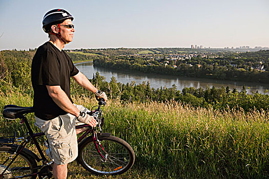 男人,骑,电,自行车,埃德蒙顿,城市天际线,背景,艾伯塔省,加拿大