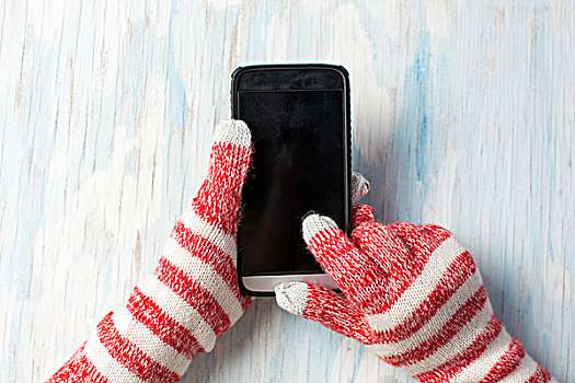 红白手套,雪地,使用手机
