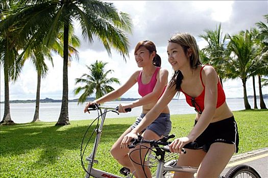 两个女人,自行车,并排