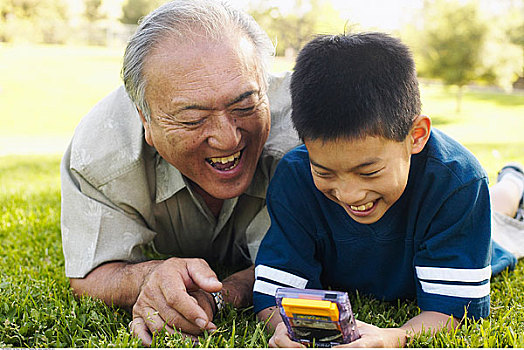 爷爷,看,孙子,玩,电子游戏