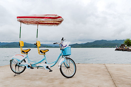 宁波东钱湖风光双人自行车