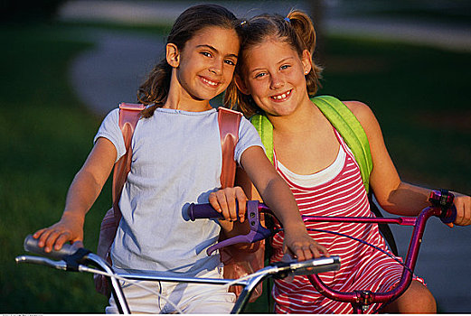 肖像,两个女孩,自行车,穿,背包