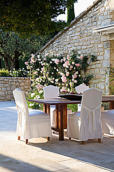 椅子,松,木桌子,平台,藤蔓玫瑰,石头,建筑,法国,郊区住宅