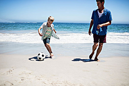 父子,玩,足球,海滩