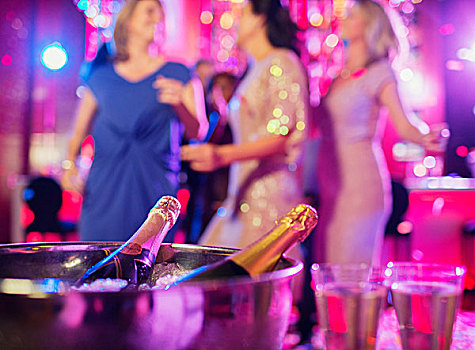 香槟酒瓶,冰桶,香槟酒杯,夜总会,女人,跳舞,背景