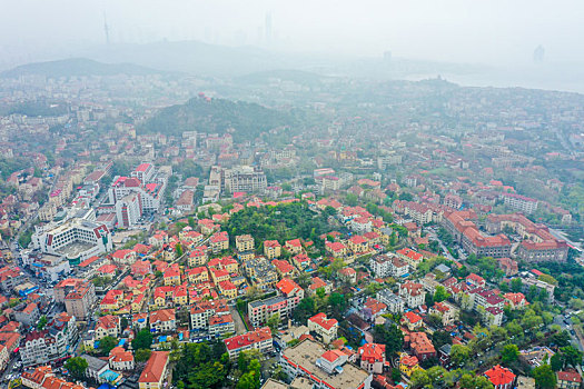 航拍山东青岛市南区城市红瓦绿树风光美景