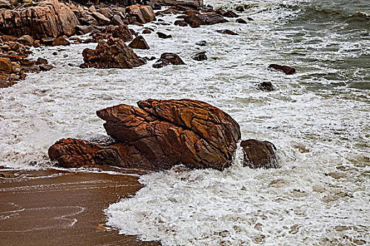 海滩的岩石