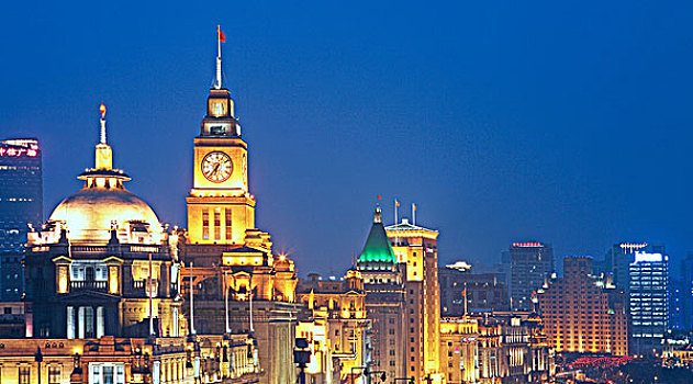 上海外滩著名的浦东发展银行,原汇丰银行,大楼,海关钟楼,费尔蒙和平饭店大楼,中国银行大楼和上海大厦五大主体建筑在夜幕下熠熠生辉